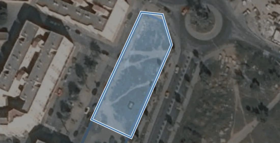 Aerial orthophoto with the plot outlined in blue, beside the Carretera de Hidum roundabout