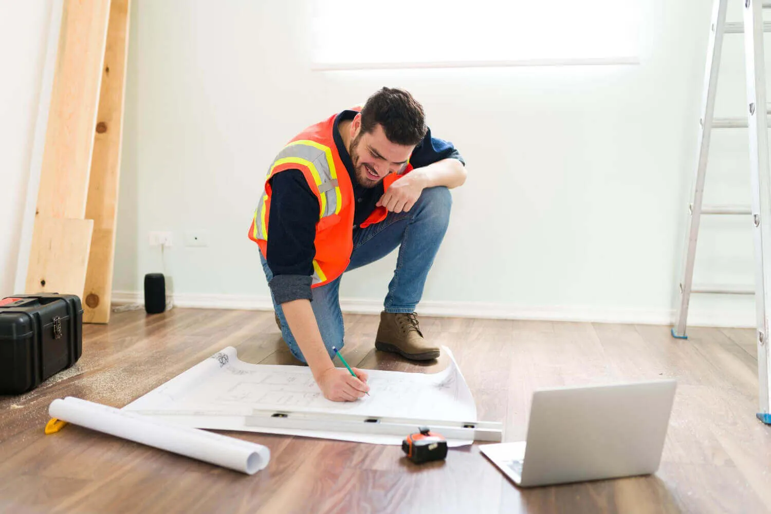 A Kairós architect reviewing a project